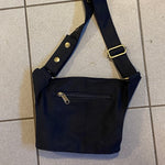 Ladda upp bild till gallerivisning, Höftväska metalldetaljer