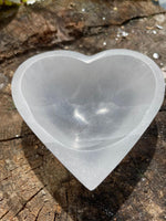 Load image into Gallery viewer, Selenite bowl in heart