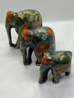 Ladda upp bild till gallerivisning, Handmålade trä elefanter
