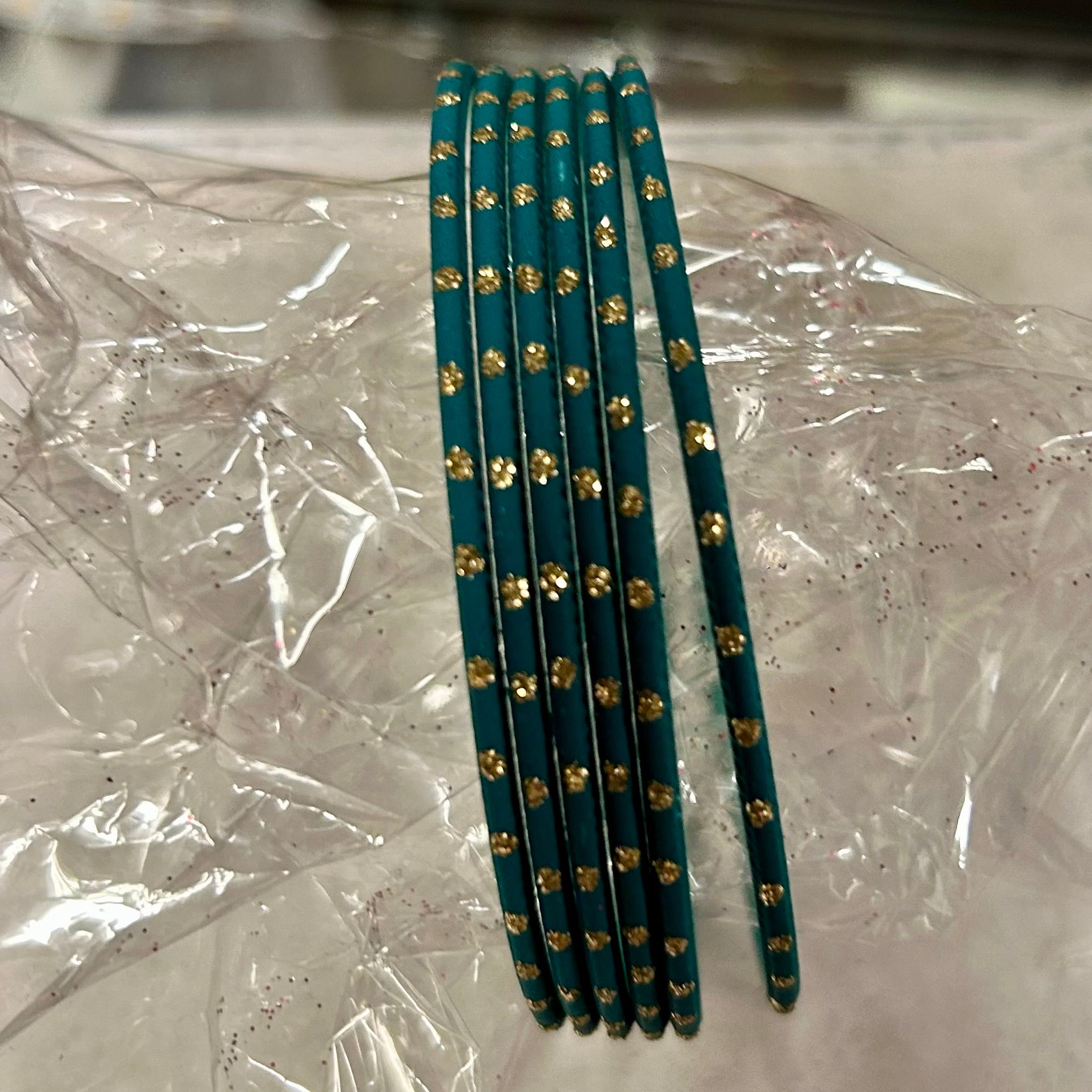 L Färgglada matta Bangles – Indiska armband 6 för 20 kr