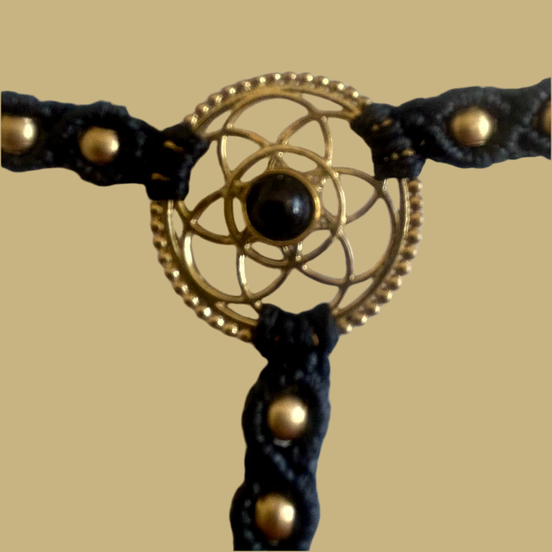 1. Flower of Life Handsmyckesarmband i makramé