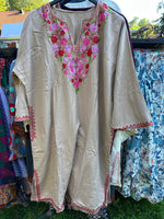 Ladda upp bild till gallerivisning, Lyxig poncho från Kashmir – värme med stil
