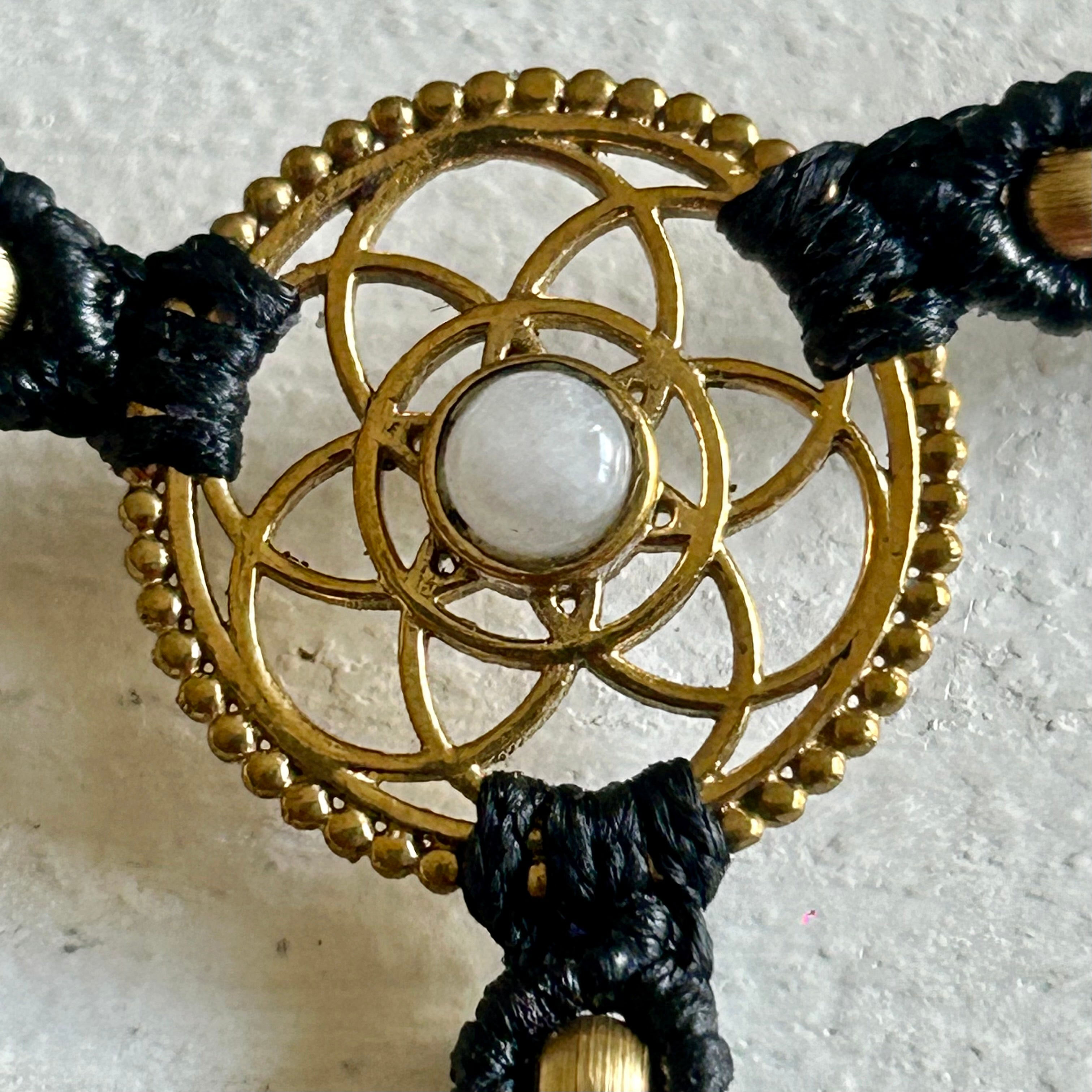1. Flower of Life Handsmyckesarmband i makramé
