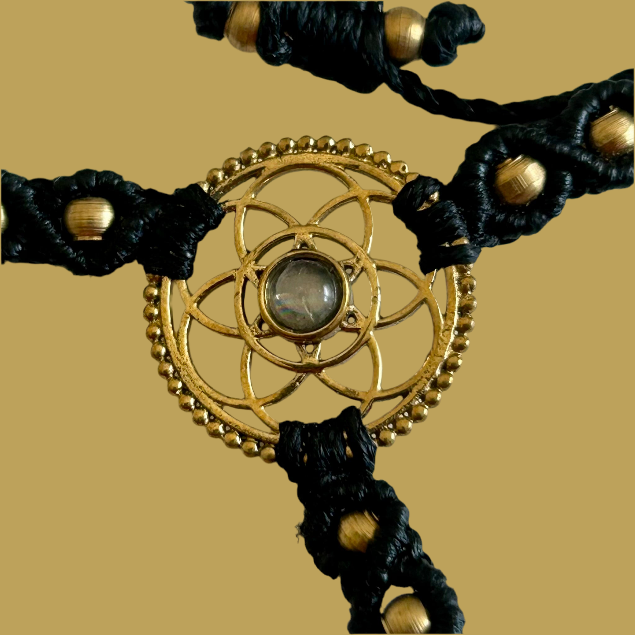 1. Flower of Life Handsmyckesarmband i makramé