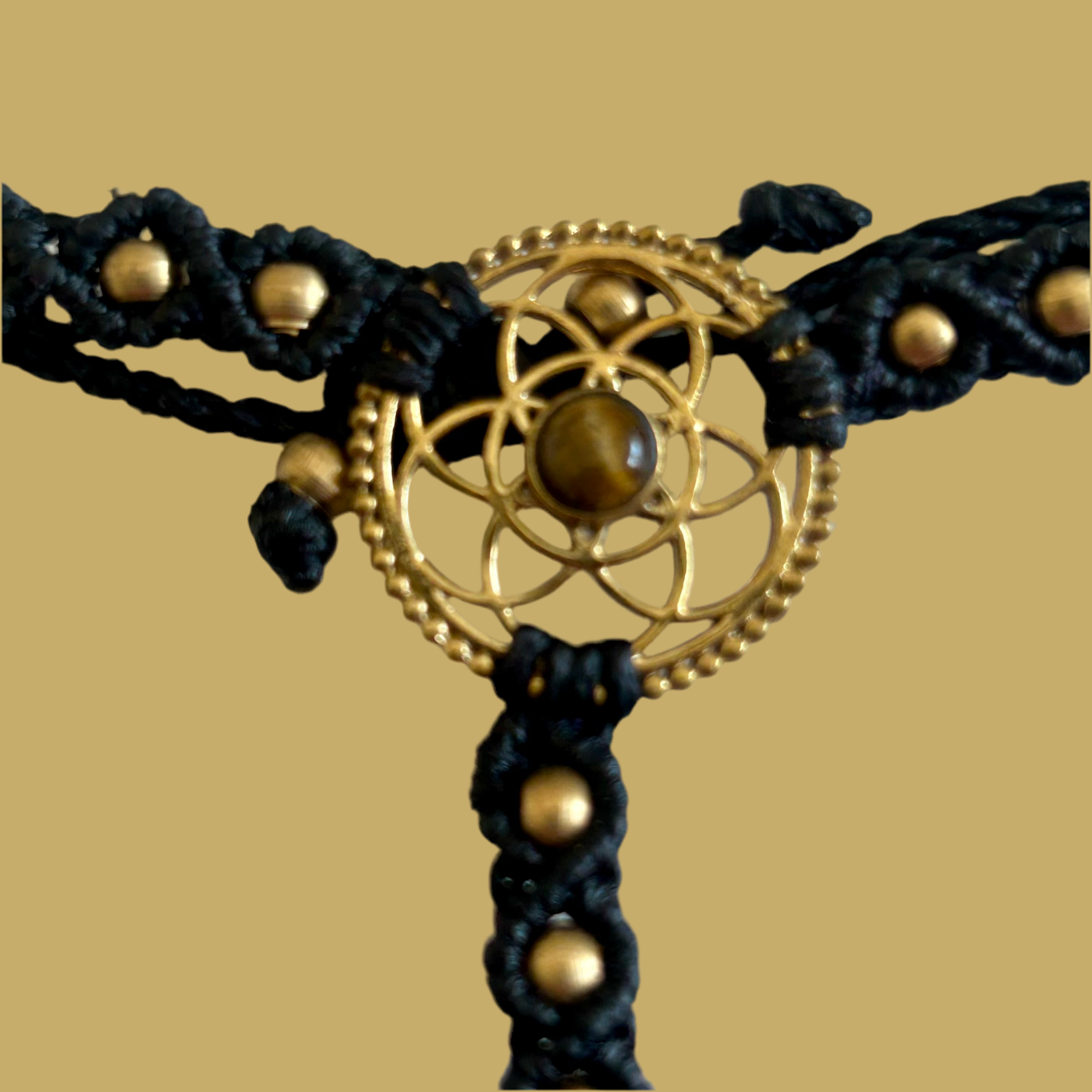 1. Flower of Life Handsmyckesarmband i makramé