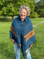 Ladda upp bild till gallerivisning, Randig Poncho med Luva
