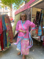 Load image into Gallery viewer, Kort kimono med fickor – jag var en sari, unikt plagg
