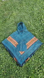 Ladda upp bild till gallerivisning, Randig Poncho med Luva
