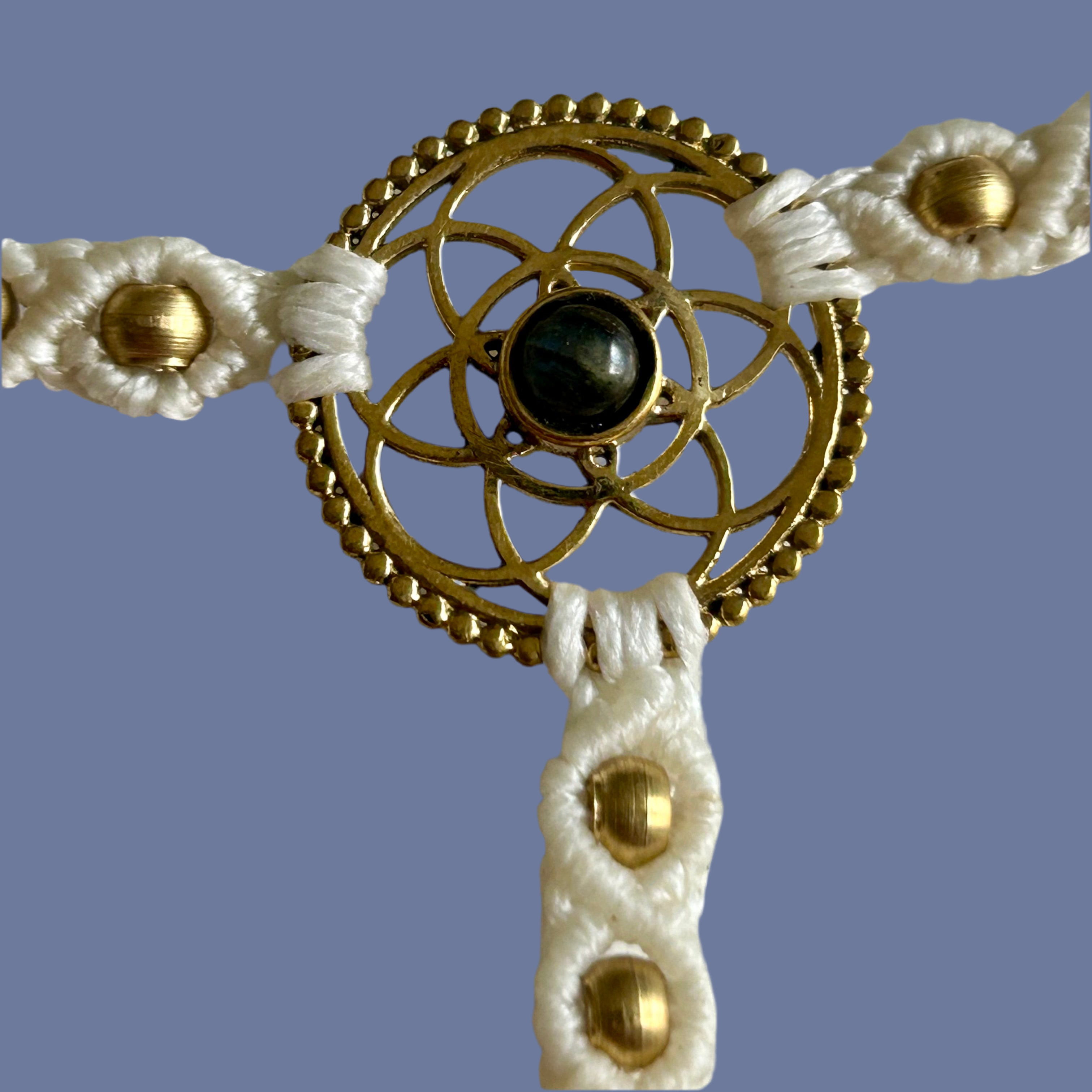 1. Flower of Life Handsmyckesarmband i makramé
