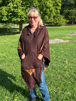 Ladda upp bild till gallerivisning, Randig Poncho med Luva
