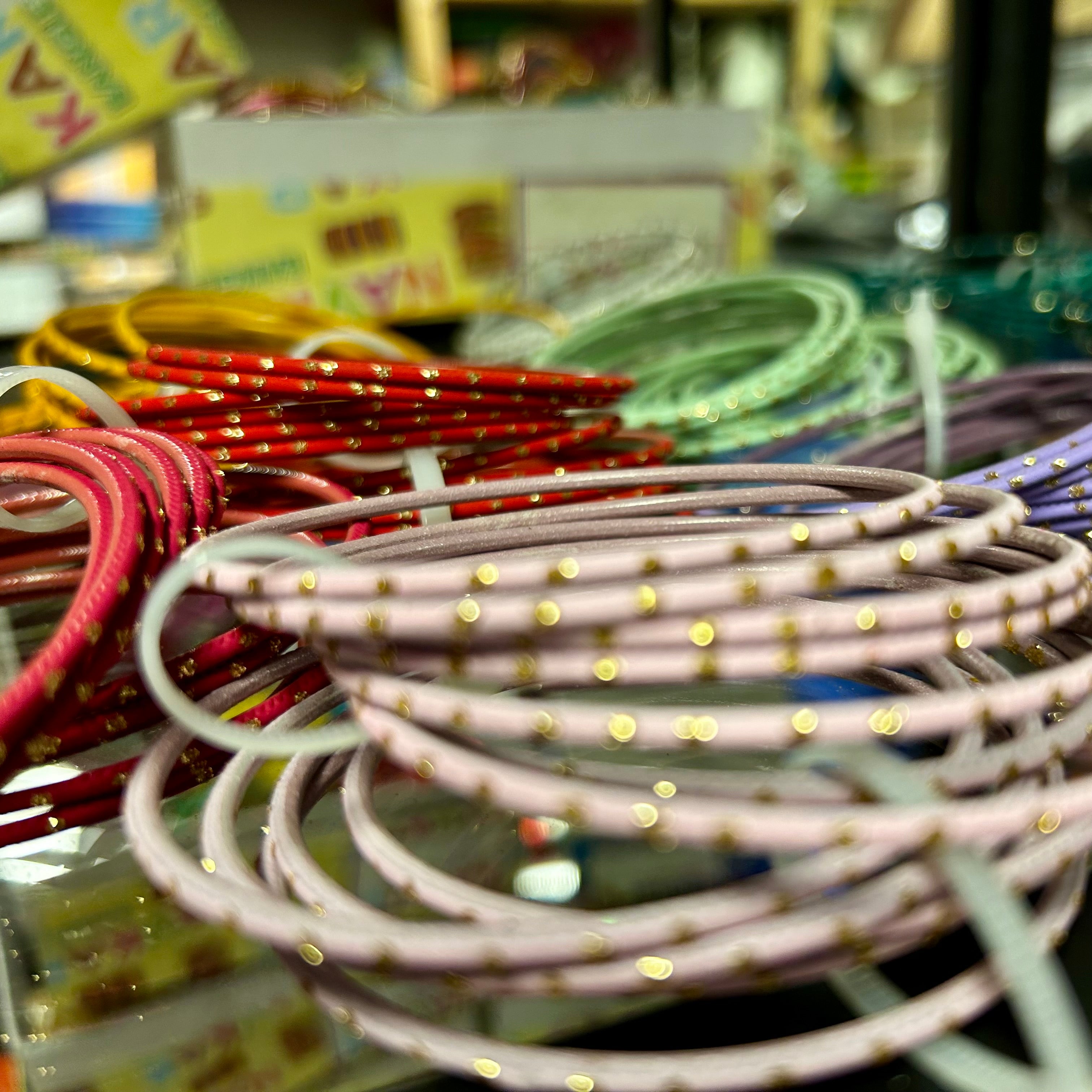 L Färgglada matta Bangles – Indiska armband 6 för 20 kr