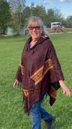 Ladda upp bild till gallerivisning, Randig Poncho med Luva
