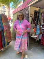 Load image into Gallery viewer, Kort kimono av gamla saris, handgjord i Indien
