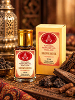 Load image into Gallery viewer, Brown Musk parfymolja 10 ml – inspirationsbild med trä och kryddor | Beauty of India
