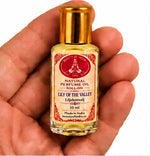 Load image into Gallery viewer, Lily of the Valley Liljekonvalj parfymolja 10 ml – flaska i handen | Beauty of India
