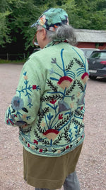 Ladda och spela upp video i Gallerivisaren, Broderad jacka
