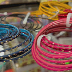 Ladda och spela upp video i Gallerivisaren, L Färgglada matta Bangles – Indiska armband 6 för 20 kr
