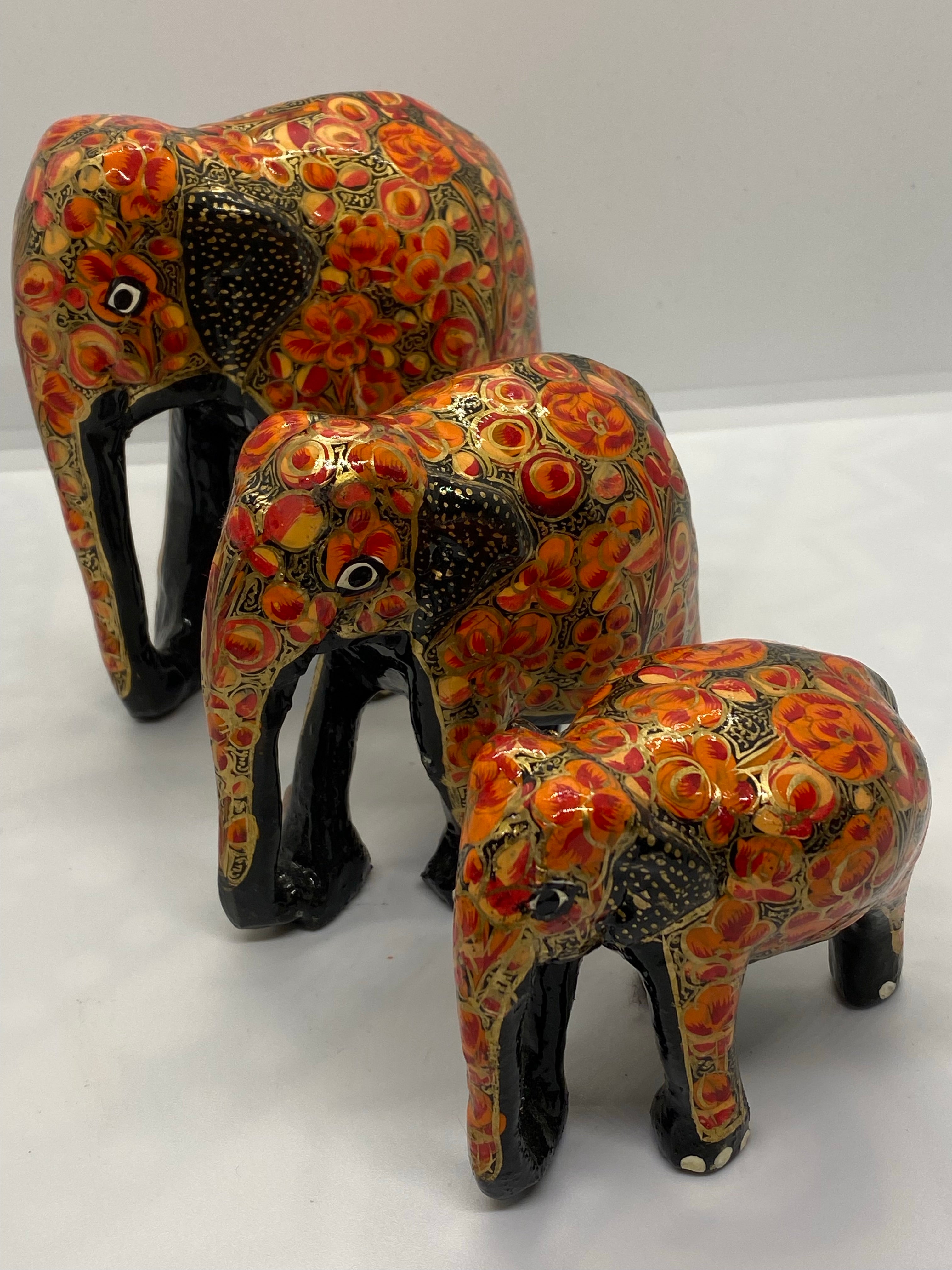 Handmålade trä elefanter